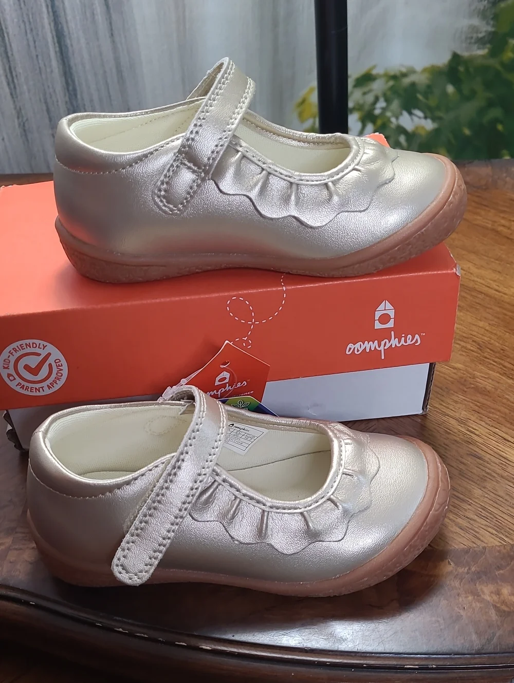 New in box! Oomphies Amina Girls 7 Leather Metallic Gold Ruffle Toddler Shoes